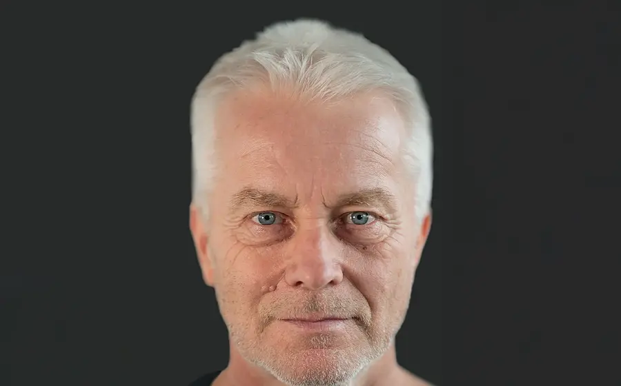 Ein Portrait des Künstlers vor schwarzem Hintergrund