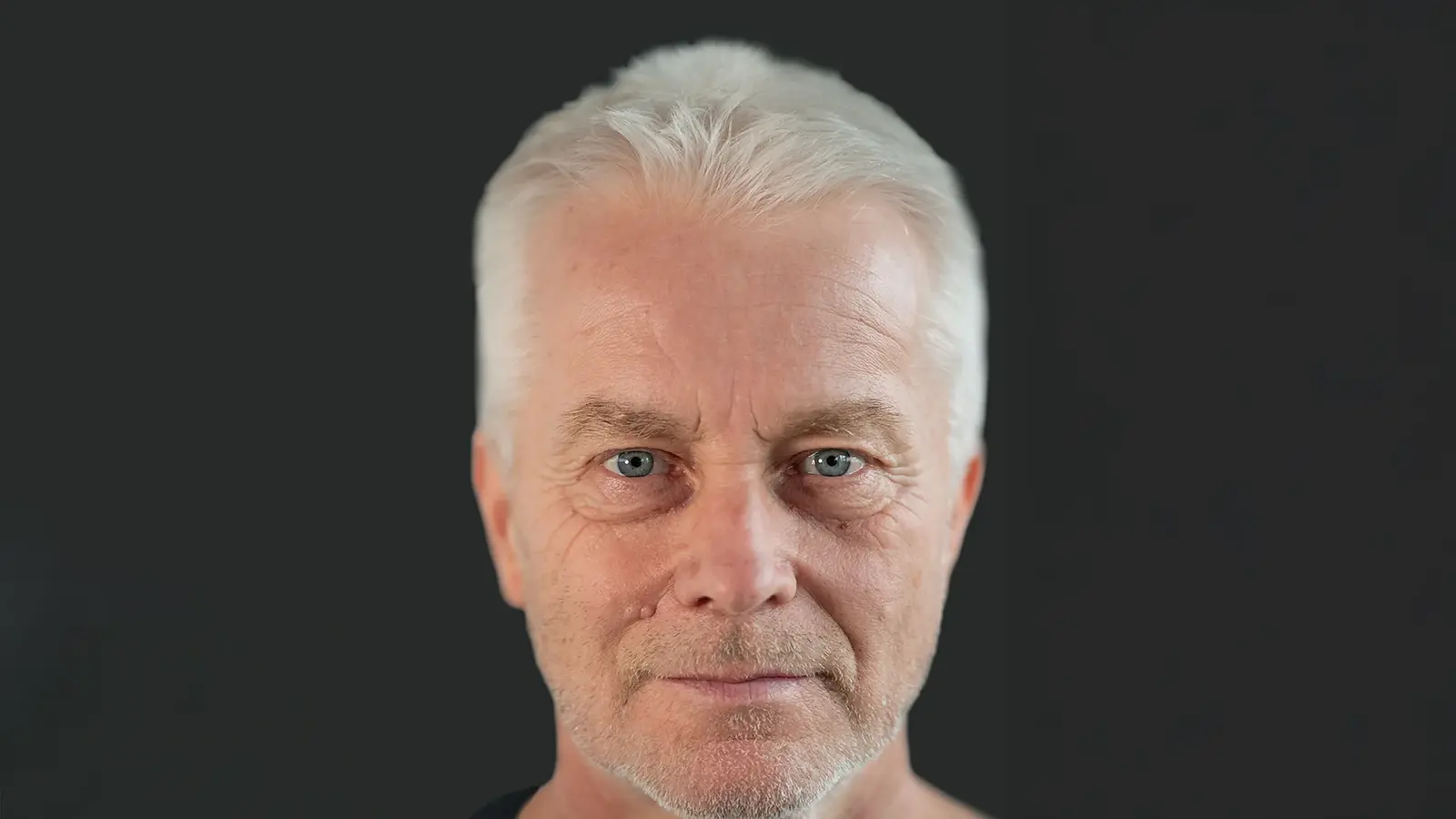 Ein Portrait des Künstlers vor schwarzem Hintergrund
