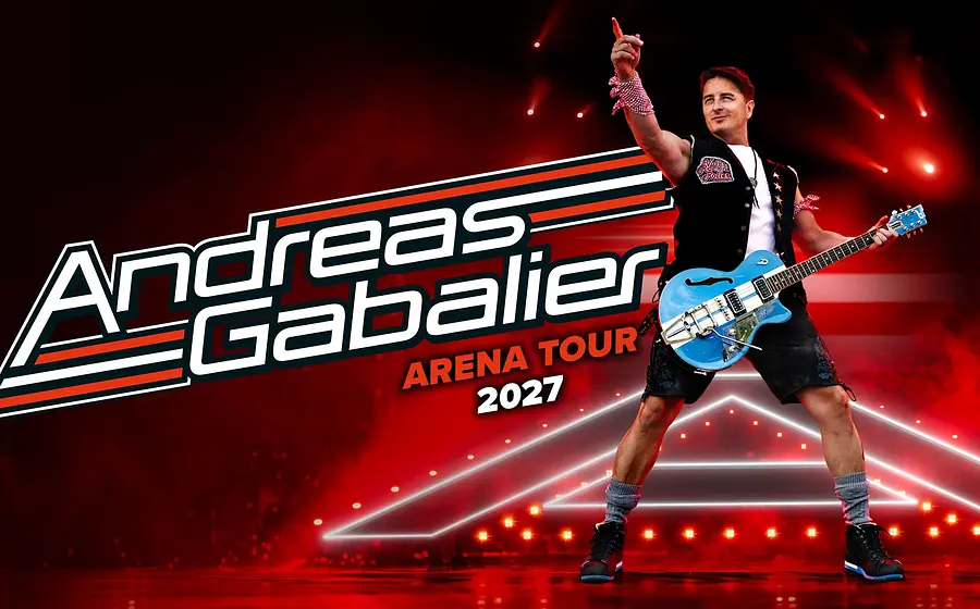 Plakatmotiv zur Veranstaltung Andreas Gabalier Arena Tour 2027 der Künstler steht mit blauer E Gitarre auf einer rot beleuchteten Bühnenkulisse. Andreas Gabalier trägt traditionelle kurze Lederhose und zeigt mit ausgestrecktem Arm nach oben.