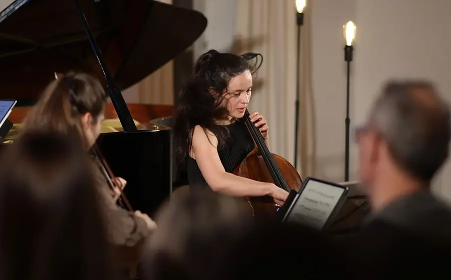 Drei Musiker*innen mit Instrumenten und Notenblatt, im Hintergrund ein Konzertflügel, zur Veranstaltung 1001 Nacht