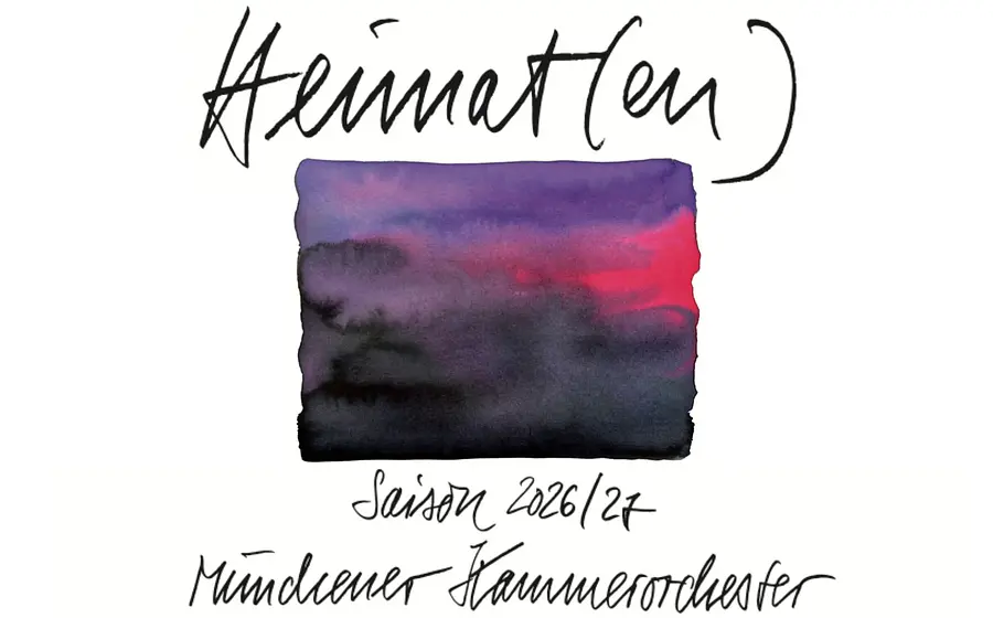 Weißes Plakat mit schwarzer Aufschrift Heimat(en) Saison 2026/2027 Münchener Kammerorchester mit einem verschwommenen Bild in Violett- und Rottönen