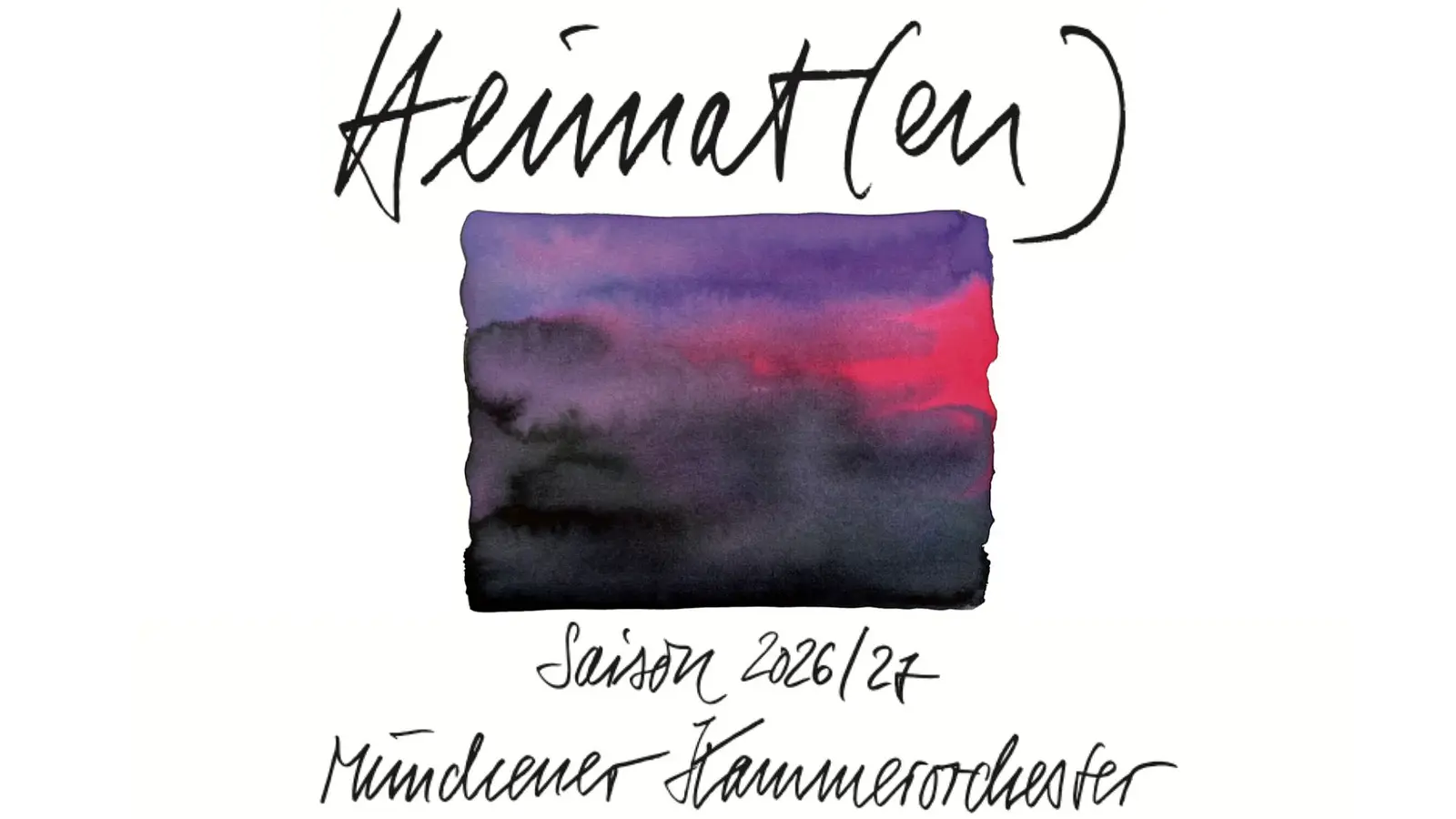 Weißes Plakat mit schwarzer Aufschrift Heimat(en) Saison 2026/2027 Münchener Kammerorchester mit einem verschwommenen Bild in Violett- und Rottönen