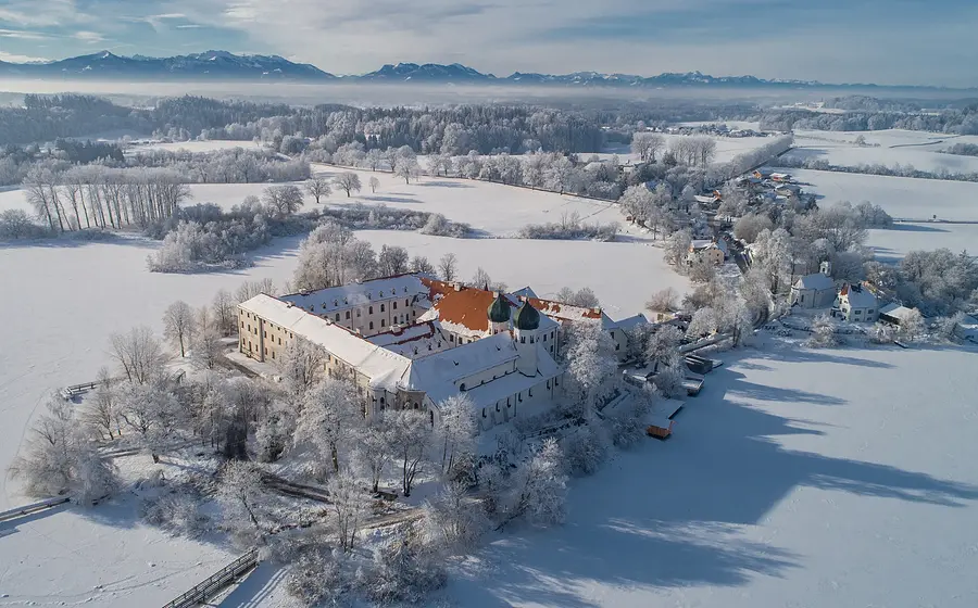 Foto vom verschneiten Kloster