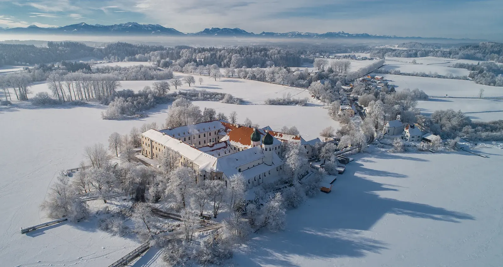 Foto vom verschneiten Kloster