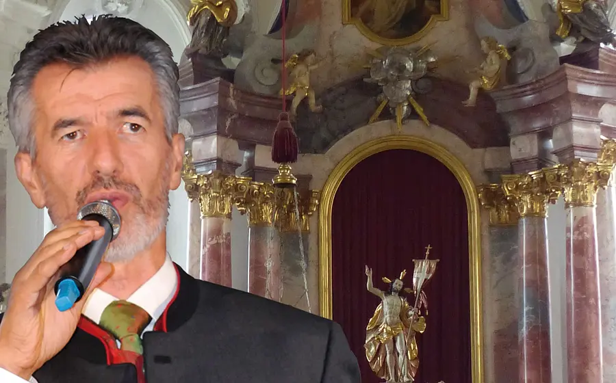 Foto für das Adventskonzert mit Oswald Sattler, mit dem Künstler in einer Kirche