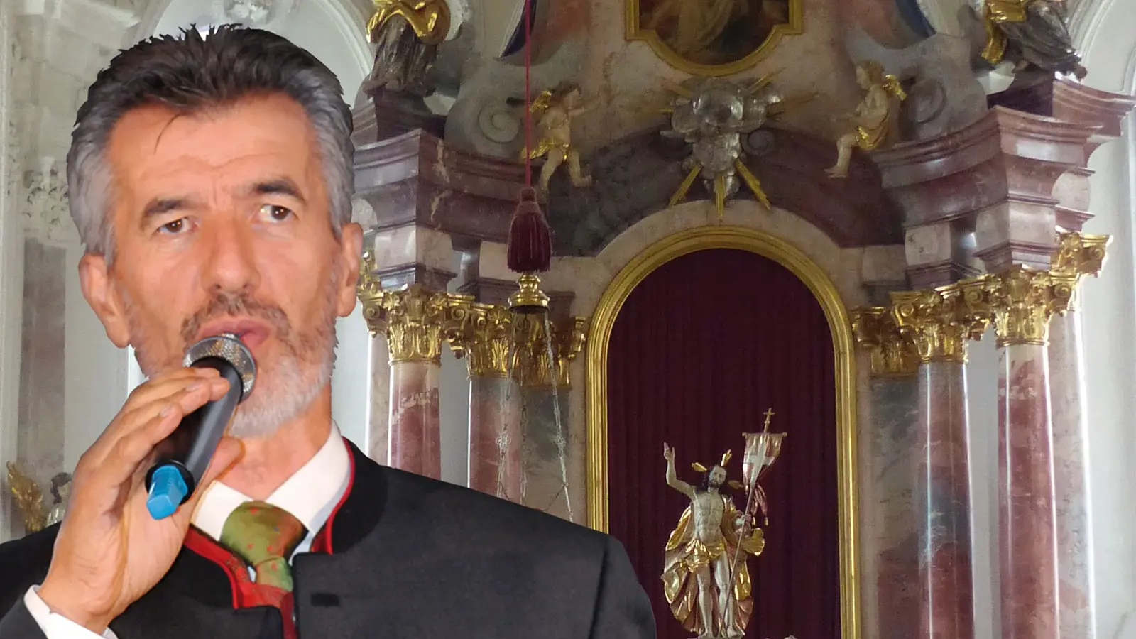 Foto für das Adventskonzert mit Oswald Sattler, mit dem Künstler in einer Kirche