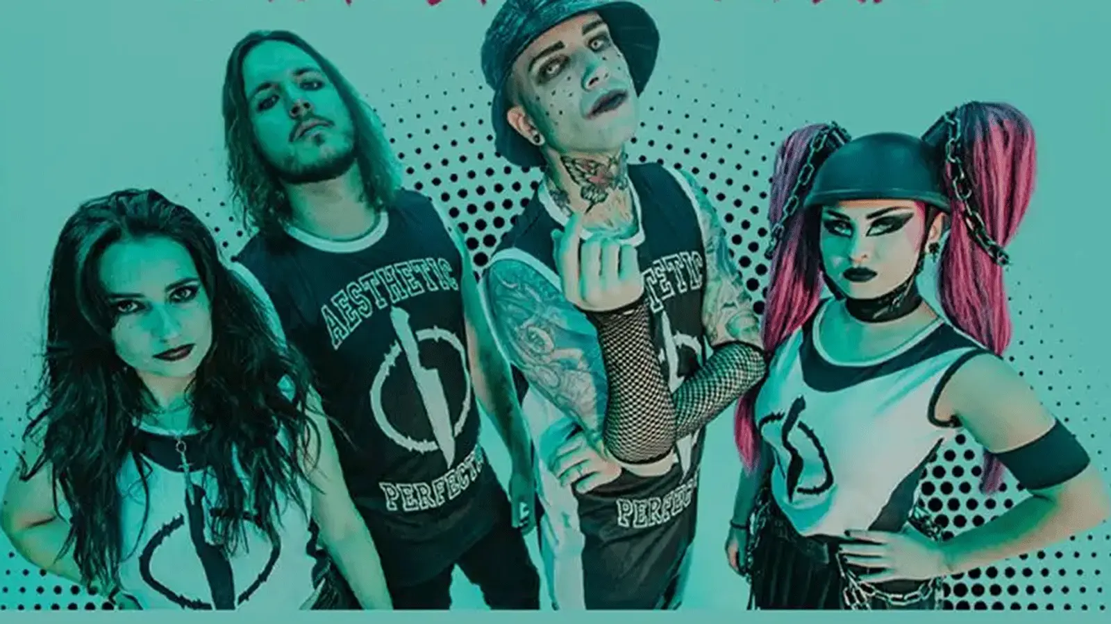 Bandfoto von Aesthetic Perfection. Vier Bandmitglieder in alternativem Bühnenstyling posieren vor türkisfarbenem Hintergrund mit Punktraster, darunter eine Person mit Bucket Hat und Tätowierungen sowie eine Person mit pinken Zöpfen und schwarzer Kopfbedeckung.