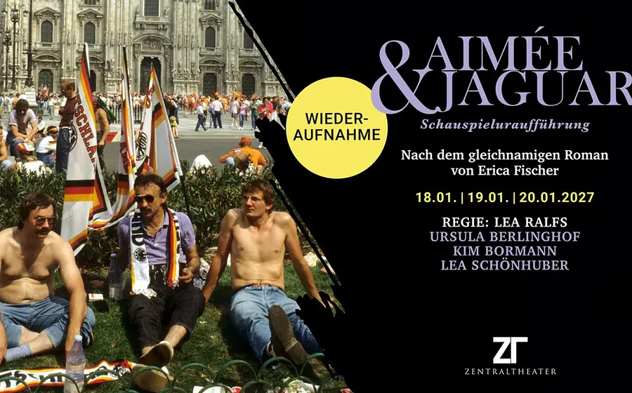 Vintage‑Foto von drei sitzenden Personen vor einer Kathedrale, Fahnen mit deutschen Farben, daneben Textplakat für Theaterstück Aimée & Jaguar mit Terminen und Regieangaben