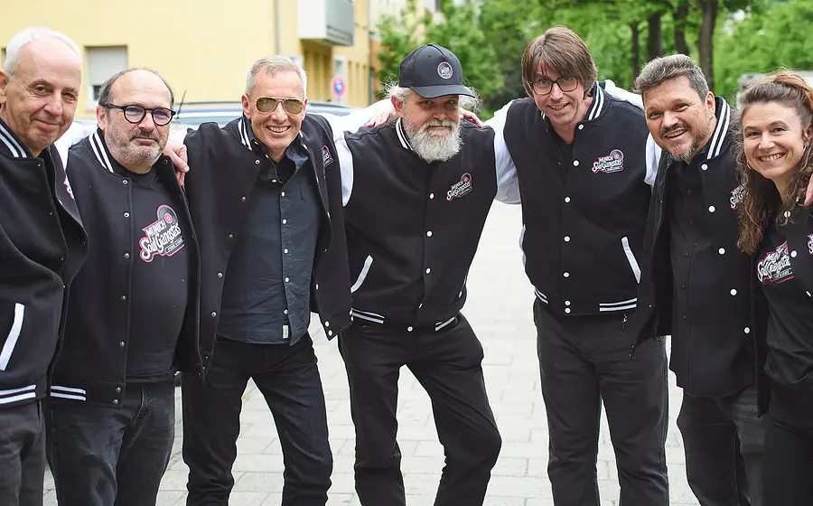 Foto für die Veranstaltung Munich Soul Gangstas – Pre‑Silvester‑Party mit den Bandmitgliedern, die alle gleich gekleidet sind.
