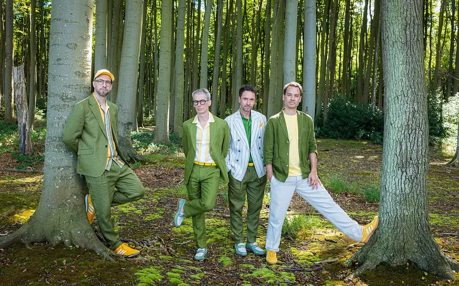 Foto für das Event 'maybebop – Vokal Total' im grünen Wald, mit der Gruppe in grüner Kleidung