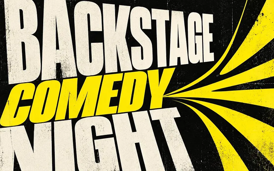Plakat Backstage Comedy Night mit großem weiß gelbem Schriftzug auf schwarzem Hintergrund sowie gelben Strahlen, die von der rechten Bildseite zur Mitte verlaufen.