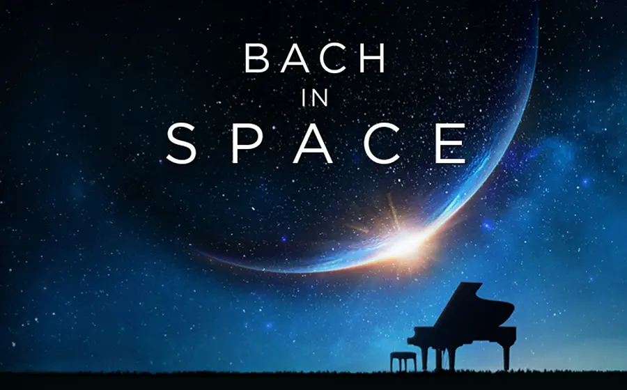 das Plakat der Veranstaltung mit der Silhouette eines Klaviers in einer Nachtlandschaft mit Mond und Sternen