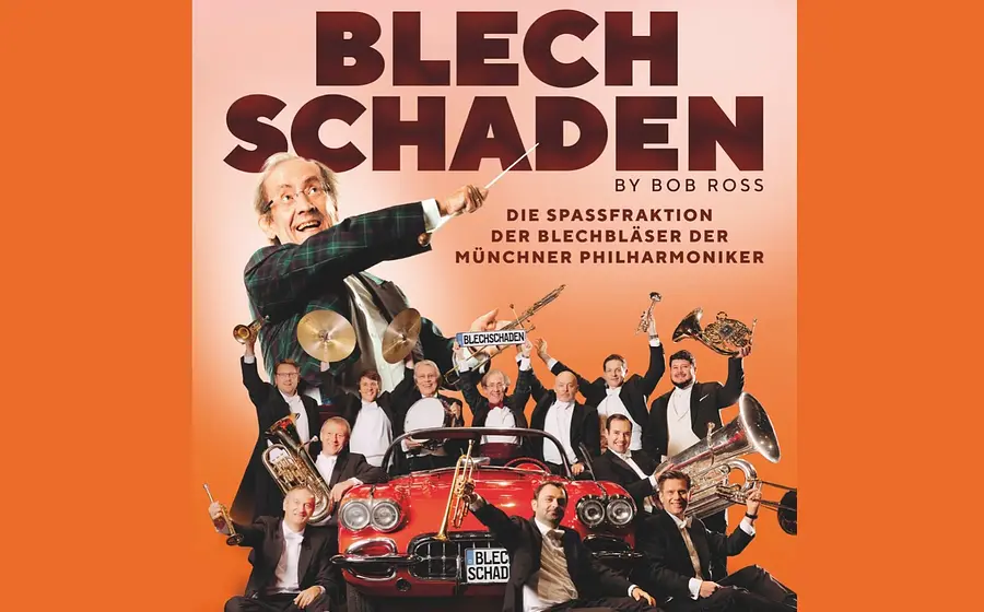 Plakat für Blechschaden by Bob Ross mit Blechbläsern der Münchner Philharmoniker vor einem roten Oldtimer.