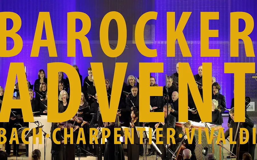 Plakat Barocker Advent mit Chor und Orchester vor violett beleuchtetem Kirchenraum, überlagert von großem gelbem Schriftzug Barocker Advent sowie den Komponistennamen Bach, Charpentier und Vivaldi.