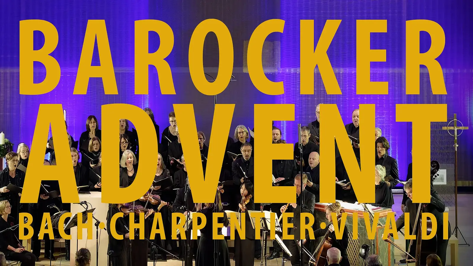 Plakat Barocker Advent mit Chor und Orchester vor violett beleuchtetem Kirchenraum, überlagert von großem gelbem Schriftzug Barocker Advent sowie den Komponistennamen Bach, Charpentier und Vivaldi.