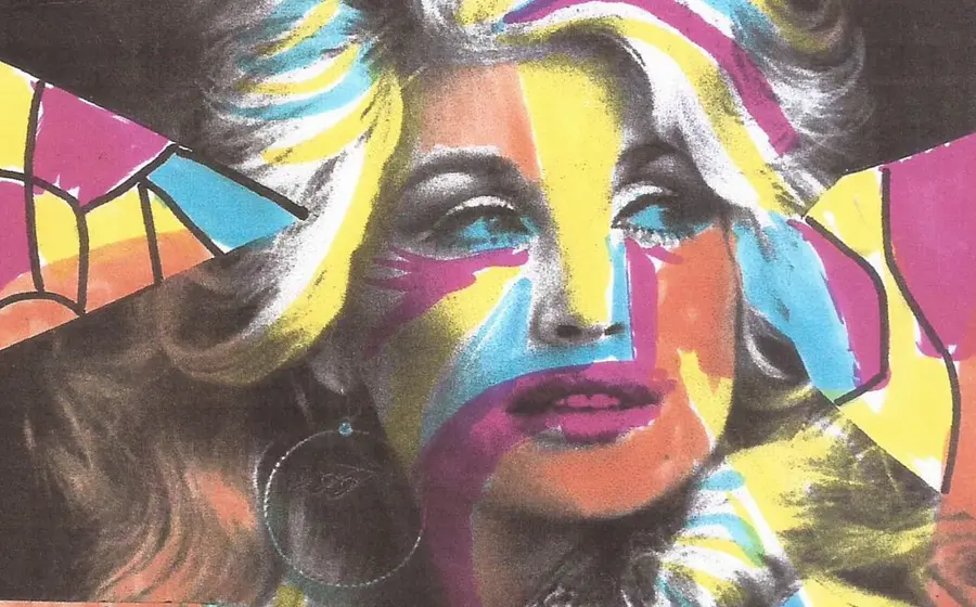 Porträtmotiv im Pop-Art-Stil mit dem Gesicht von Dolly Parton, überlagert von geometrischen Farbflächen in Pink, Gelb, Türkis und Orange, vor abstraktem Hintergrund mit schwarzen Konturen und bunten Formen.