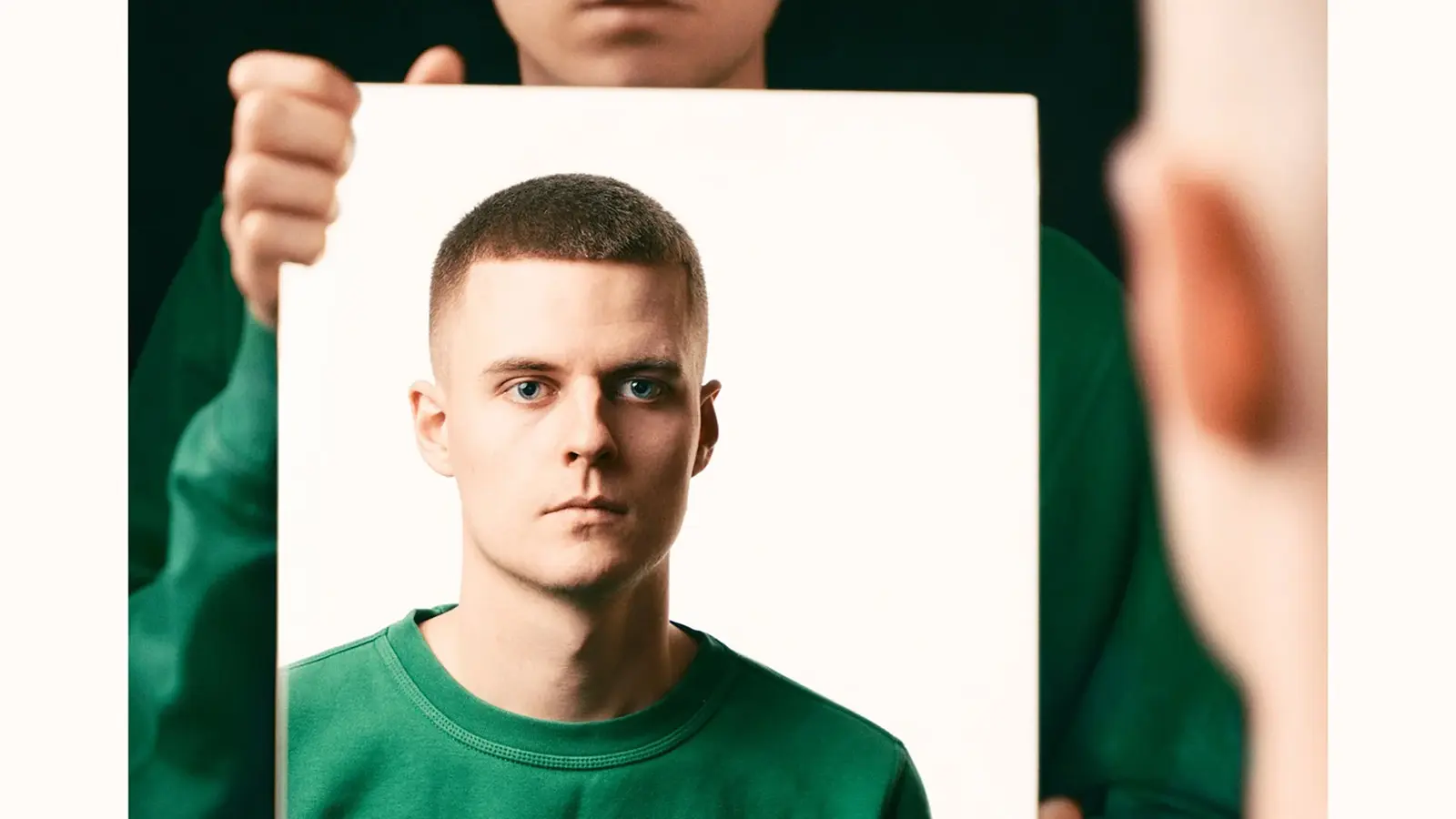 Foto für die Veranstaltung Alex Stoldt – QUASI NICHTS mit dem Künstler in einem grünen Hoodie