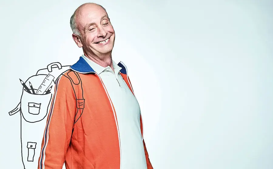 Auf dem Bild ist Alfons zu sehen mit einem gezeichneten Rucksack.