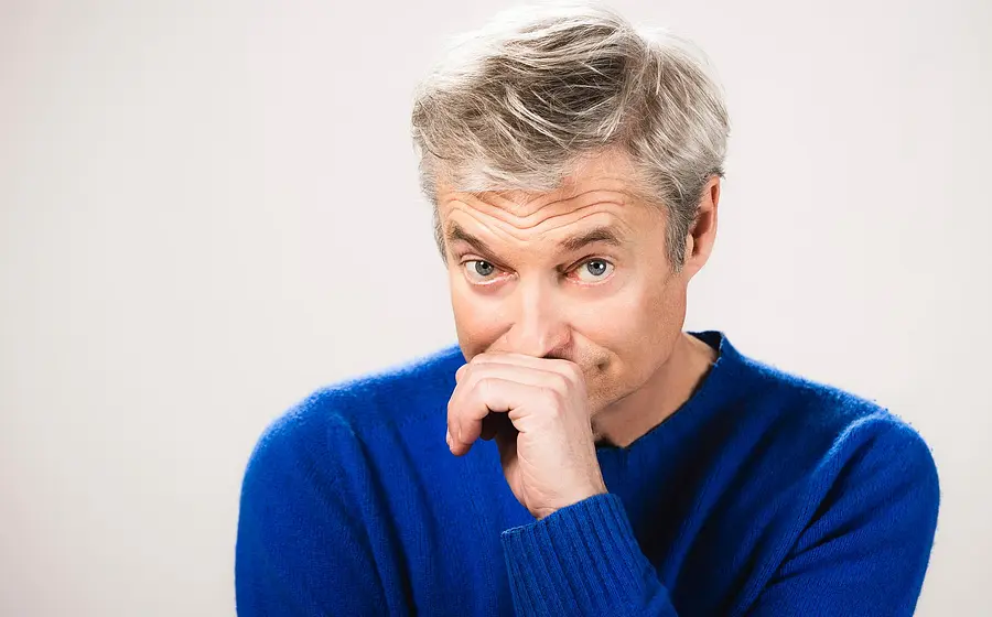 Foto für die Veranstaltung von Alfred Dorfer - GLEICH mit einem blauen Pullover vor weißem Hintergrund