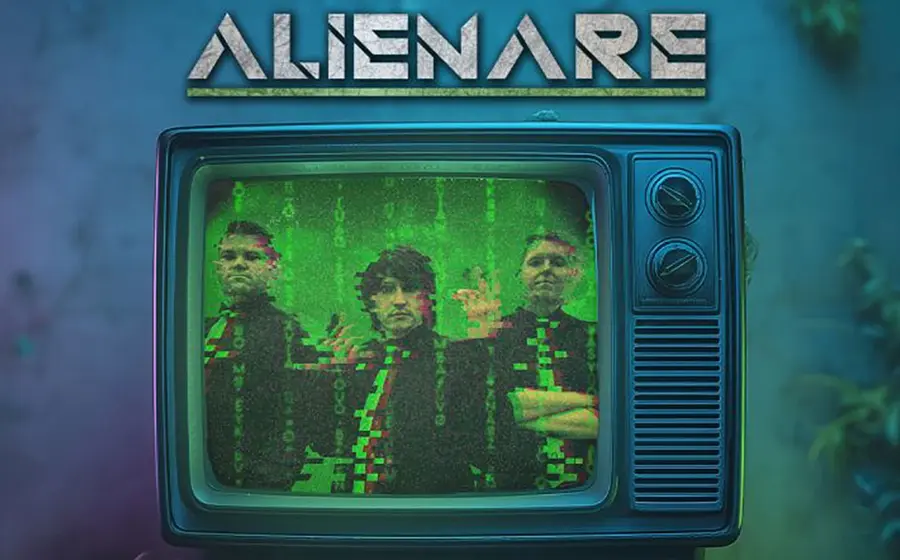 Ein altes Modell eines Fernsehers mit einem verschwommenen Bild der dreiköpfigen Band mit Bandlogo