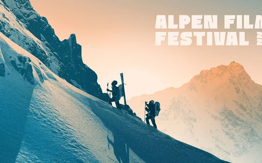 Grafik in blau und orange mit einer steilen Berglandschaft mit Schnee und Silhouetten von zwei Bergsteigern am Hang