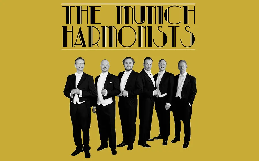 Plakat The Munich Harmonists mit sechs Personen in schwarzen Fracks und weißen Fliegen vor senfgelbem Hintergrund, darüber der Schriftzug The Munich Harmonists