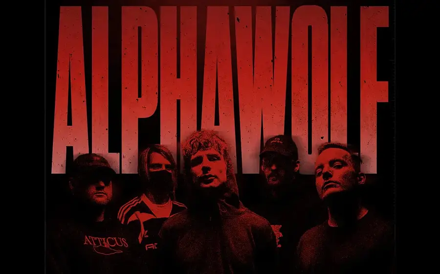 Bandfoto von Alpha Wolf mit fünf Bandmitgliedern in dunkler Kleidung vor schwarzem Hintergrund, beleuchtet von rotem Licht, vor dem großformatigen Schriftzug Alpha Wolf im Hintergrund.