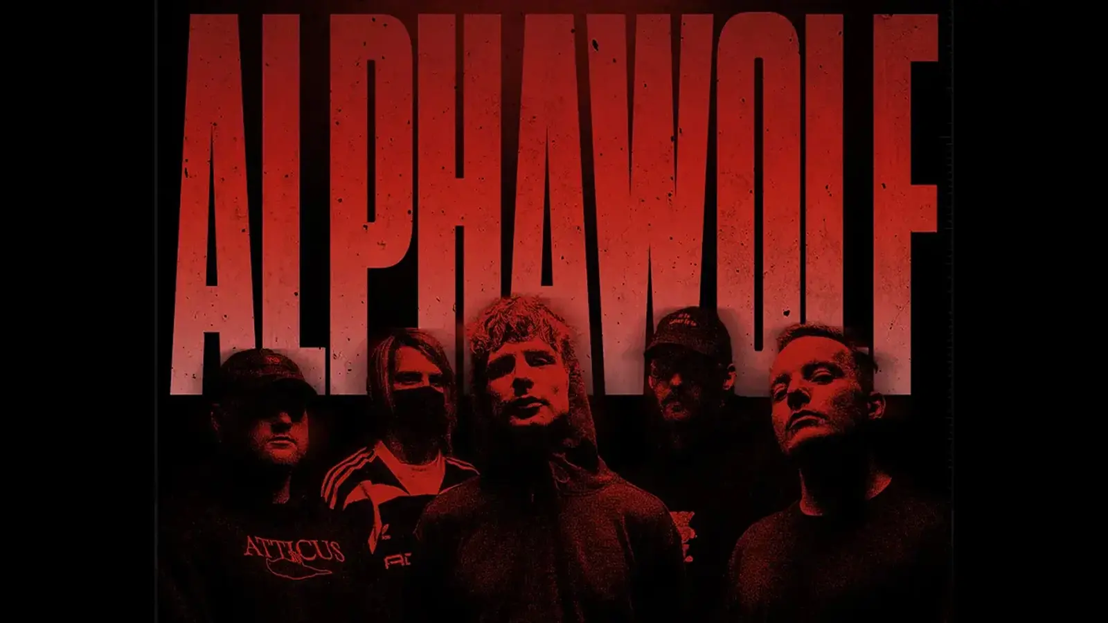Bandfoto von Alpha Wolf mit fünf Bandmitgliedern in dunkler Kleidung vor schwarzem Hintergrund, beleuchtet von rotem Licht, vor dem großformatigen Schriftzug Alpha Wolf im Hintergrund.