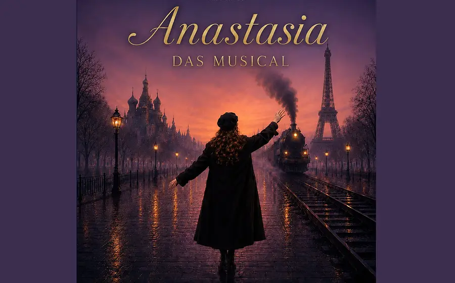 Plakat Anastasia – Das Musical mit Person auf regennasser Straße, Dampflok auf Gleisen sowie Silhouetten von Eiffelturm und russischer Kathedrale im Hintergrund