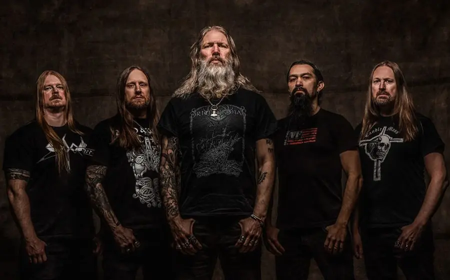 Foto für die Veranstaltung ‚AMON AMARTH – THE ALLFATHER AWAKENS: EUROPE & UK 2026‘ mit der Band vor einem dunklen Hintergrund