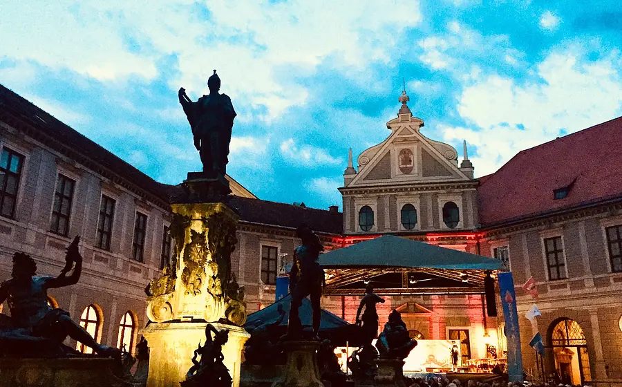 Ein großes historisches Gebäude mit Brunnen und Statuen