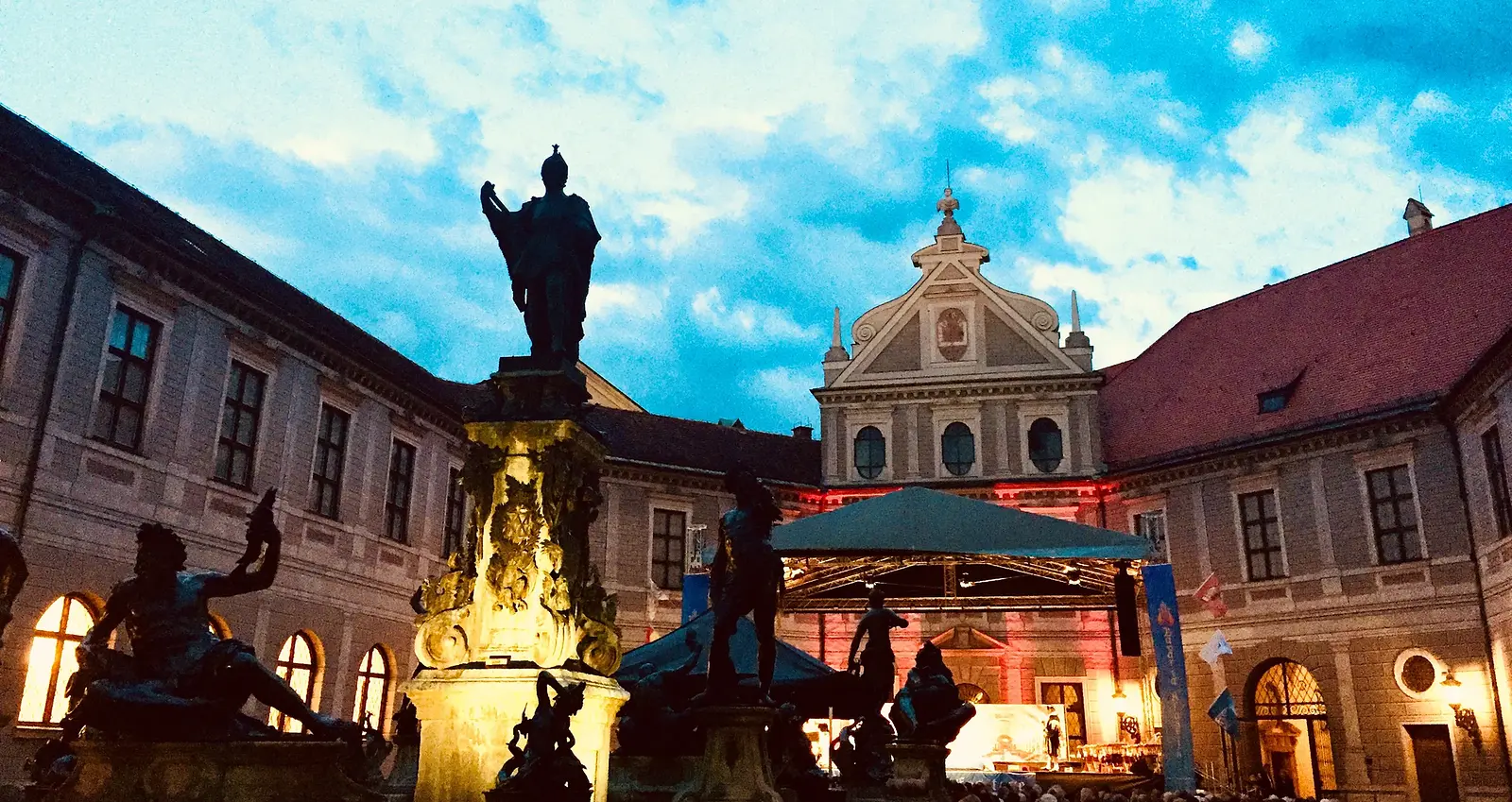 Ein großes historisches Gebäude mit Brunnen und Statuen