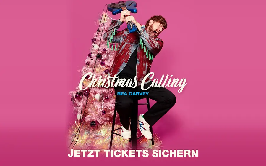 Plakat Christmas Calling von Rea Garvey mit rosa Weihnachtsbaum im Hintergrund, während Rea Garvey auf einem Hocker sitzt und eine blaue E-Gitarre über dem Kopf hält, vor pinkem Hintergrund mit dem Schriftzug Christmas Calling