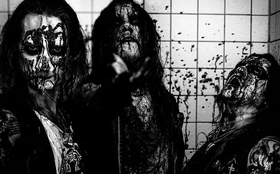 DARVAZA, drei Bandmitglieder mit Corpsepaint, schwarzweißes Bandfoto