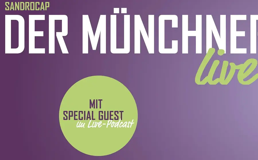 Plakat Der Münchner Live in violett mit weißer Aufschrift und grünem Kreis Mit Special Guest im Live Podcast