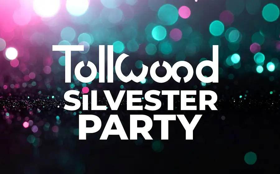 Veranstaltungsgrafik zur „Tollwood Silvester Party“. Vor einem Hintergrund aus unscharfen Lichtpunkten in Pink-, Türkis- und Blautönen steht mittig der Schriftzug „Tollwood Silvester Party“ in großen weißen Buchstaben. Die farbigen Lichteffekte erinnern an eine Feier- oder Clubatmosphäre und erzeugen einen festlichen, glitzernden Eindruck. Die Gestaltung ist modern und kontrastreich und stellt den Veranstaltungstitel deutlich in den Mittelpunkt.