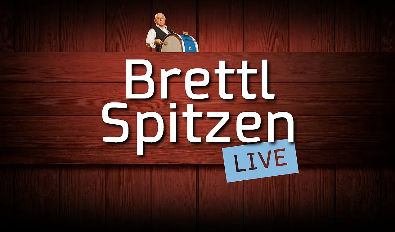 Foto für die Veranstaltung BR Brettlspitzen, Illustration einer Person mit einer Trommel auf Holzbrettern als Hintergrund und weiße Aufschrift Brettl Spitzen Live