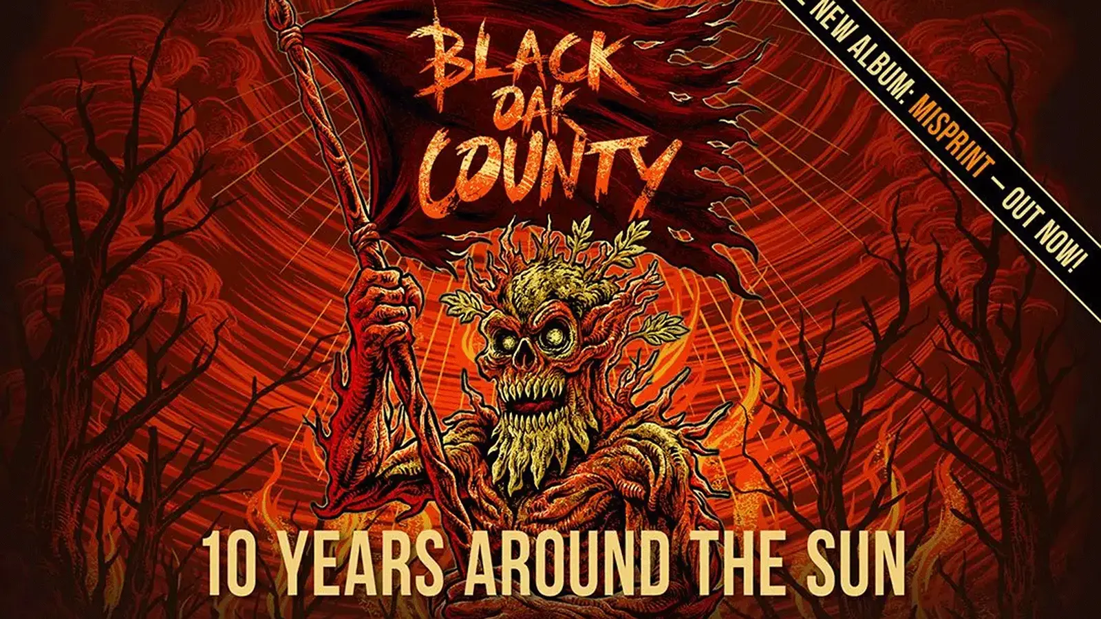 Plakatmotiv von Black Oak County mit den Aufschriften Black Oak County, 10 Years Around The Sun Im Zentrum steht eine düstere baumartige Kreatur mit Fahne vor einer rot orangefarbenen Waldkulisse mit Flammen und kahlen Bäumen.