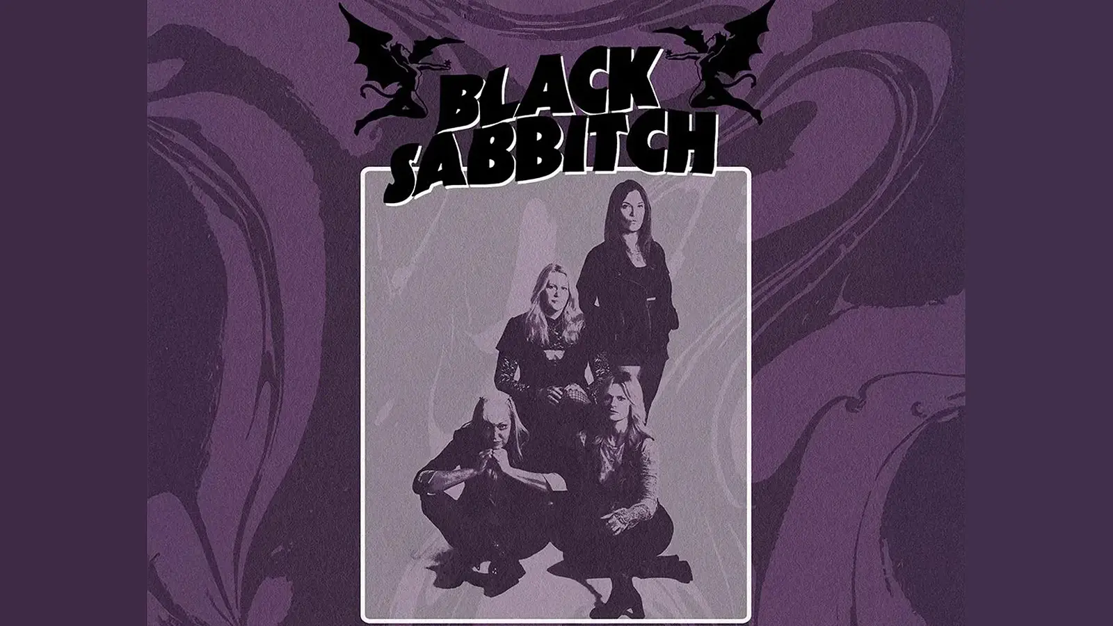 Plakat der band Black Sabbitch mit violetten Mustern und einem Foto sowie Bandlogo mit zwei fliegenden Figuren mit Fledermausflügeln in schwarz