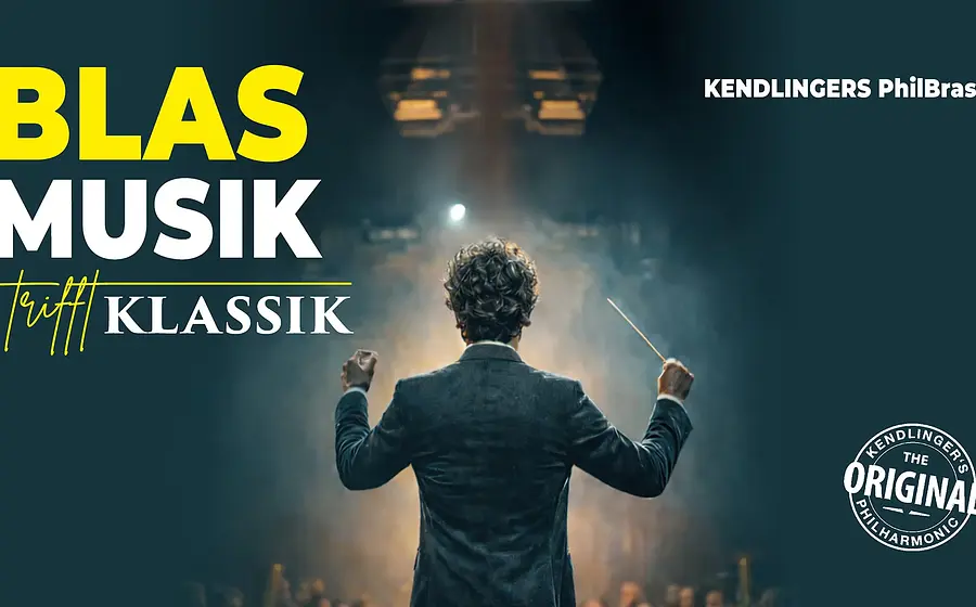 Person dirigiert auf einer Bühne im Scheinwerferlicht. Veranstaltungsgrafik zu „Blasmusik trifft Klassik“ von Kendlingers PhilBrass.