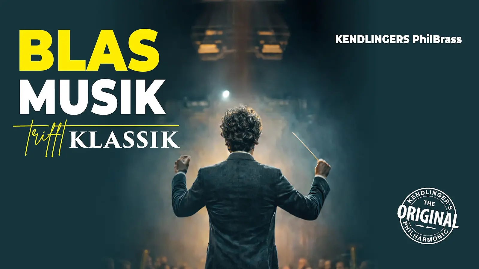 Person dirigiert auf einer Bühne im Scheinwerferlicht. Veranstaltungsgrafik zu „Blasmusik trifft Klassik“ von Kendlingers PhilBrass.