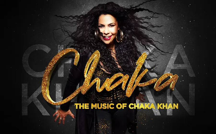 Plakat Chaka – The Music of Chaka Khan mit einer Person in schwarzer Kleidung und langen lockigen Haaren vor dunklem Hintergrund, darüber der goldene Schriftzug Chaka und der Untertitel The Music of Chaka Khan