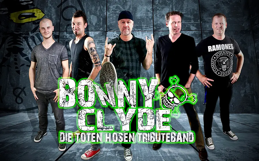Fünf Bandmitglieder posieren vor dunklem Hintergrund mit dem Schriftzug in grün-weiß Bonny & Clyde – Die Toten Hosen Tributeband.