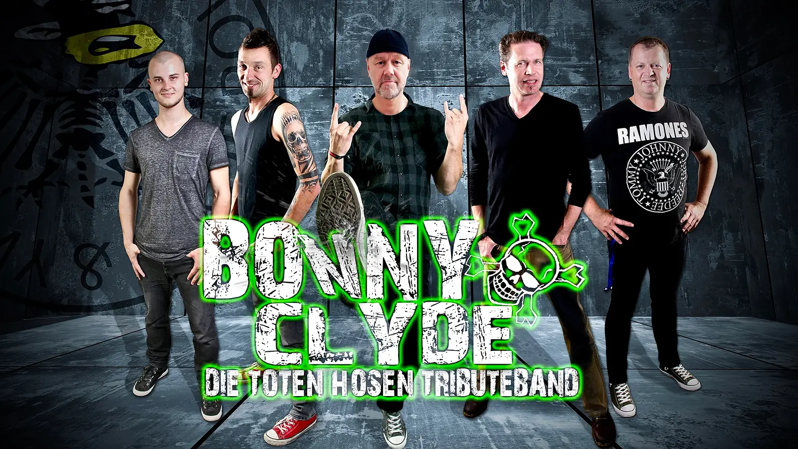 Fünf Bandmitglieder posieren vor dunklem Hintergrund mit dem Schriftzug in grün-weiß Bonny & Clyde – Die Toten Hosen Tributeband.