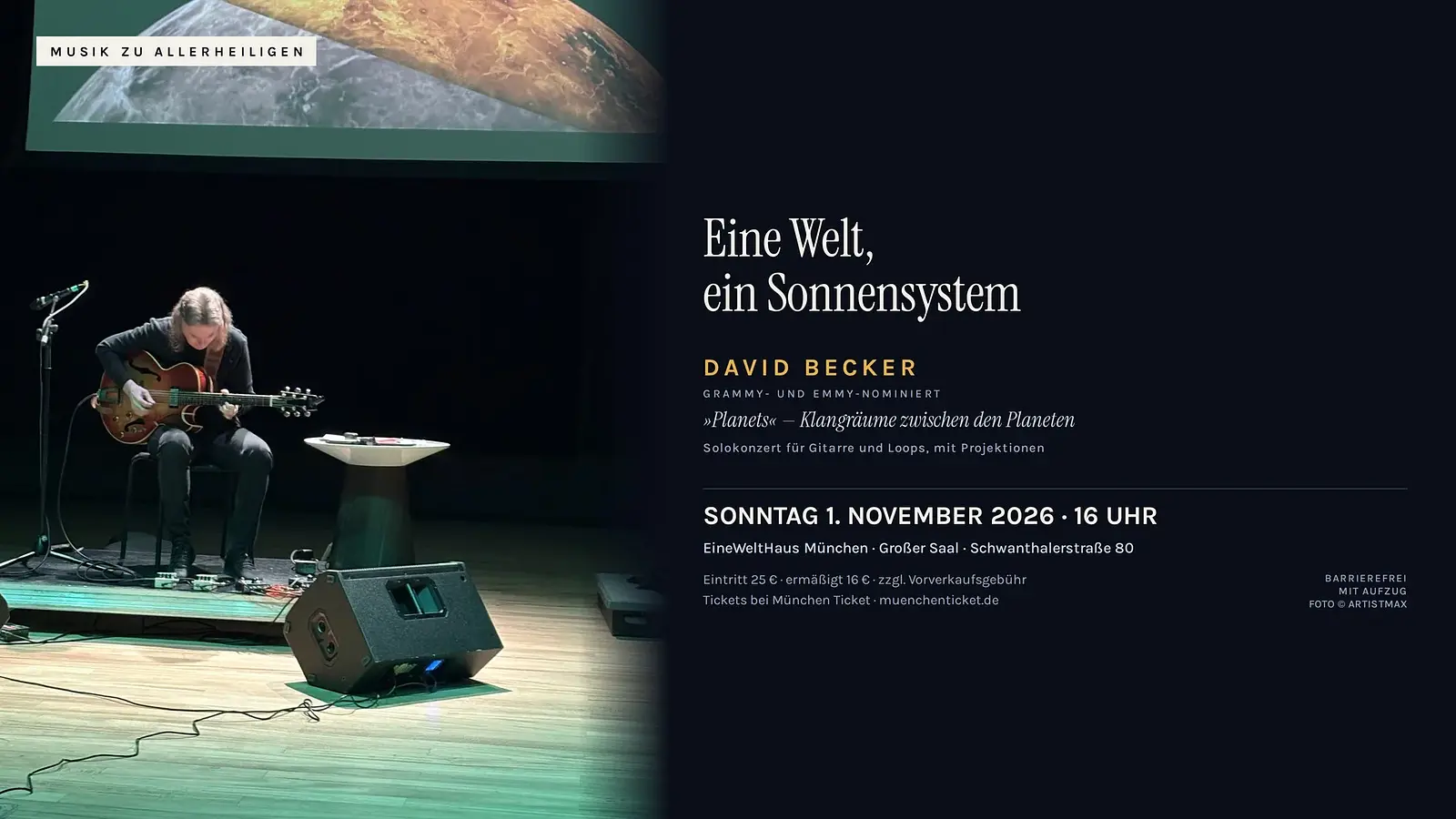 Plakat Eine Welt, ein Sonnensystem mit David Becker bei einem Solokonzert auf der Gitarre vor Projektion eines Planeten, dazu der Titel Eine Welt, ein Sonnensystem und Hinweise auf das Konzertprogramm Planets – Klangräume zwischen den Planeten