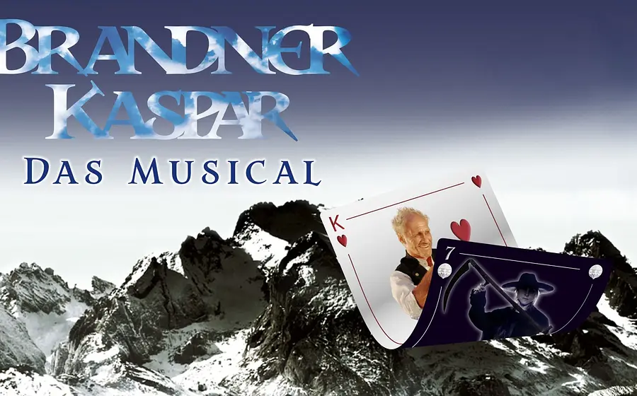 Plakat für Brandner Kaspar – Das Musical vor einer Berglandschaft. Neben dem Titel sind zwei Spielkarten zu sehen: eine mit einer Person in Tracht, die andere mit einer dunklen Figur mit Sense.