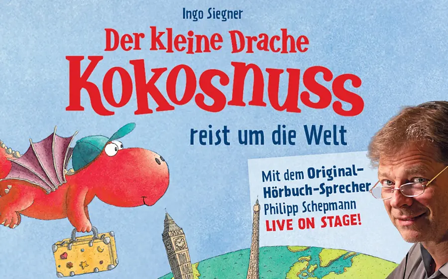 Banner zur Veranstaltung „Der kleine Drache Kokosnuss reist um die Welt“ mit der Figur Kokosnuss und Sprecher Philipp Schepmann.