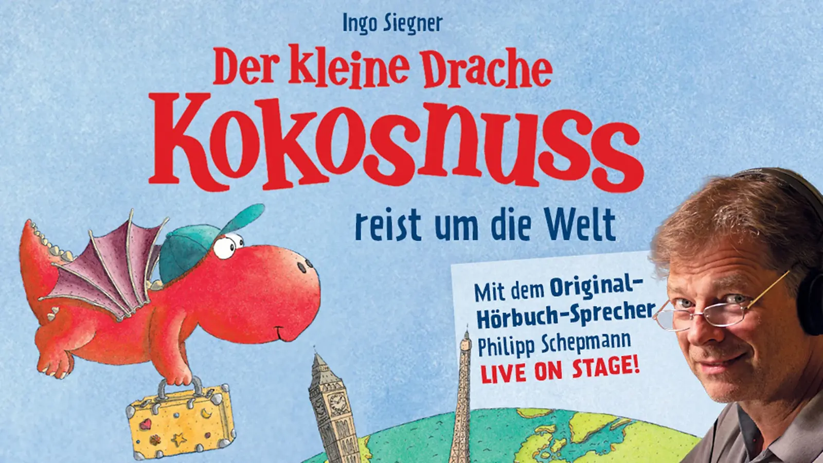 Banner zur Veranstaltung „Der kleine Drache Kokosnuss reist um die Welt“ mit der Figur Kokosnuss und Sprecher Philipp Schepmann.