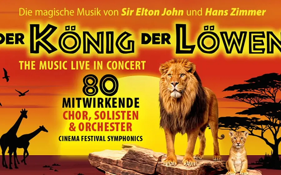 Löwe und Löwenjunges auf einem Felsen vor Savannenlandschaft bei Sonnenuntergang; Silhouetten von Giraffen und Akazien sowie Schriftzüge zu Der König der Löwen – The Music Live in Concert und 80 Mitwirkende.
