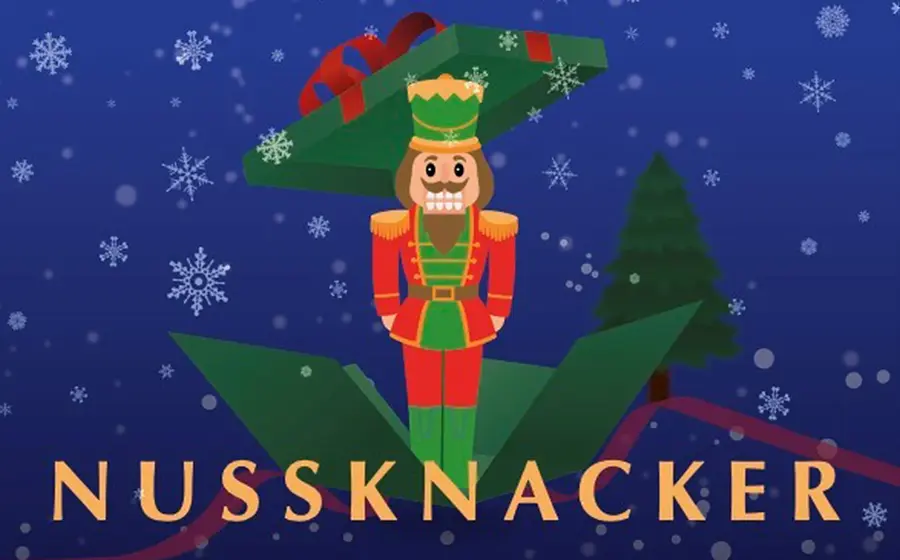 Plakat Nussknacker mit einer stilisierten Nussknackerfigur in rot grünem Uniformkostüm, die aus einer geöffneten Geschenkbox erscheint, vor blauem Hintergrund mit Schneeflocken, Weihnachtsbaum und dem Schriftzug Nussknacker